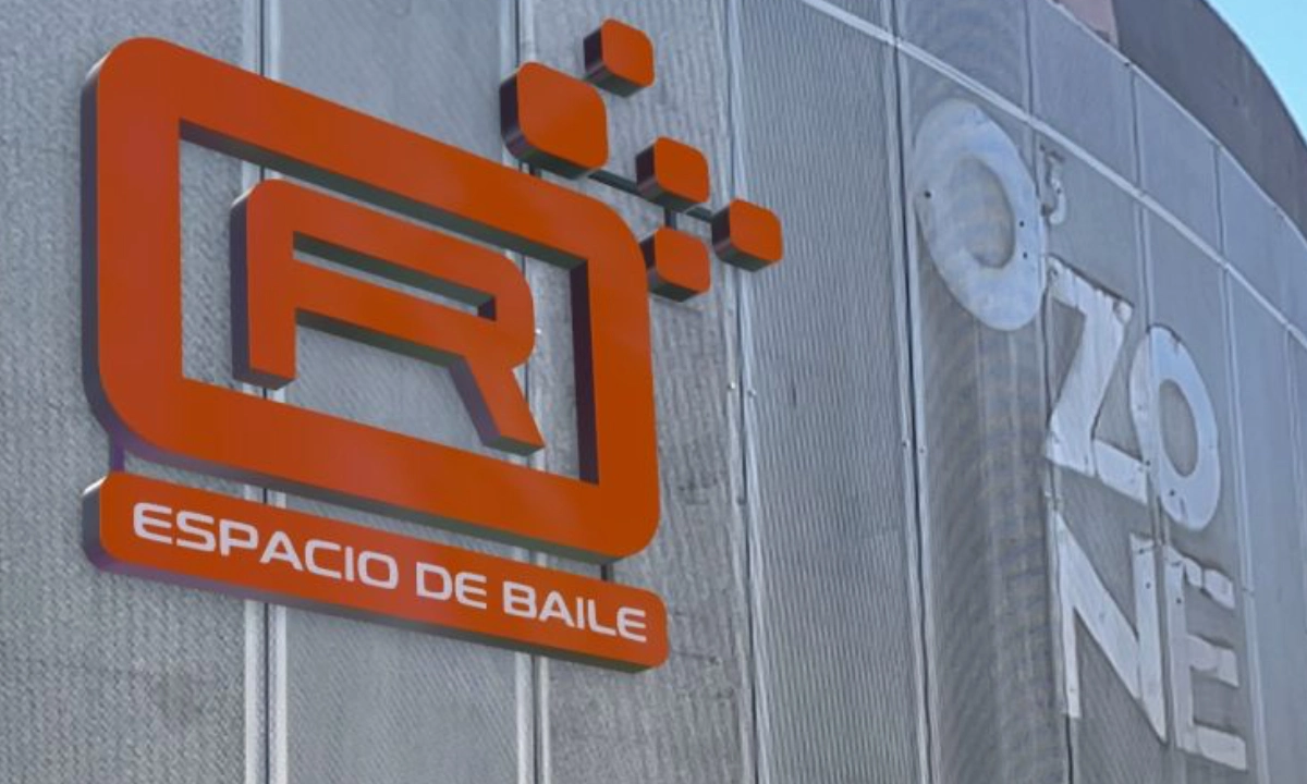Reconstrucción del rótulo de Reverendos sobre la fachada real