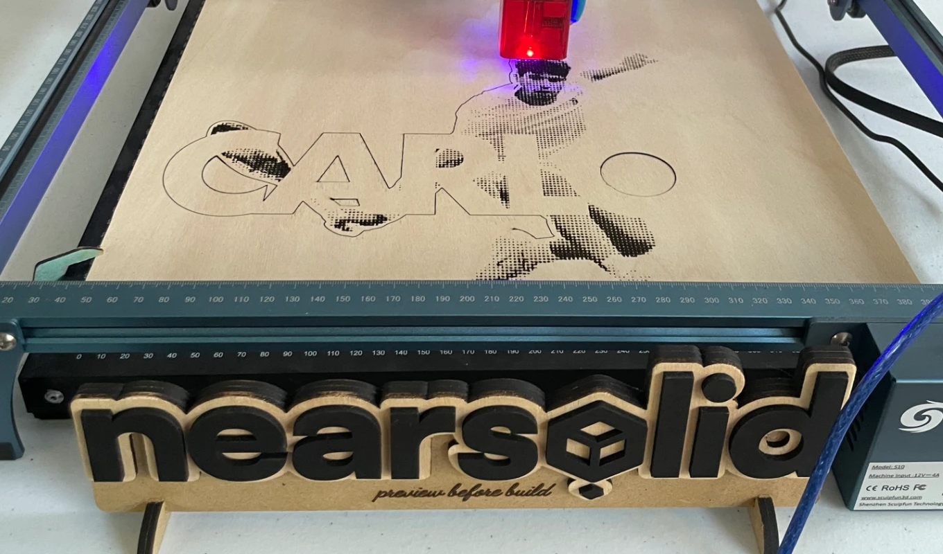 Cortando el logo de NearSolid en la láser